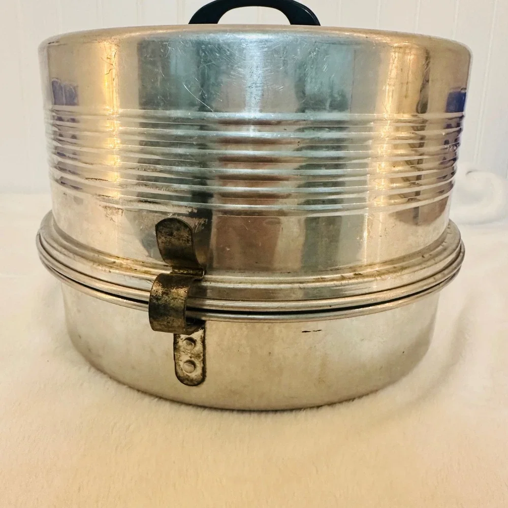 Regal‎ Cake Saver Carrier Vintage Silver Good Aluminum Mid Century Locking Lid